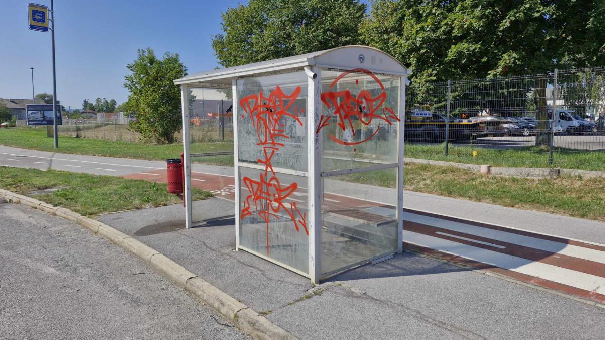 5-2 tema meseca, avtobus. postajališče pri Livu